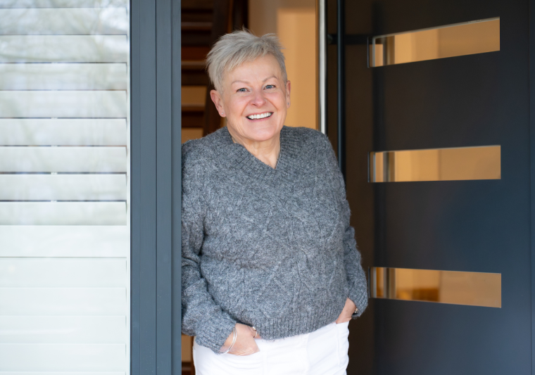 Jules welcoming you in her studio